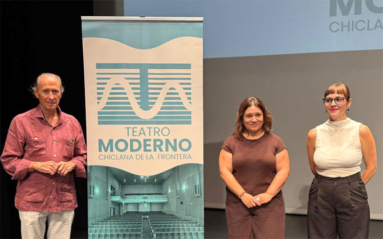 Posado junto a la nueva imagen del TM / FOTO: Ayto.