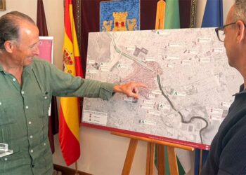 El alcalde repasa en un plano la situación del parque público de vivienda / FOTO: Ayto.