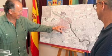 El alcalde repasa en un plano la situación del parque público de vivienda / FOTO: Ayto.