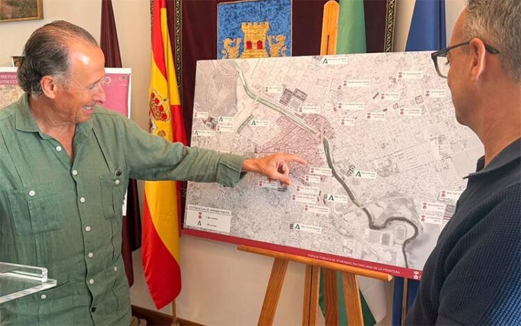 El alcalde repasa en un plano la situación del parque público de vivienda / FOTO: Ayto.