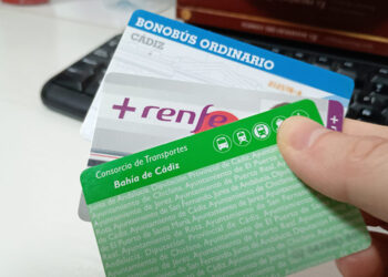 Varias tarjetas para viajar hoy por la Bahía / FOTO: DBC