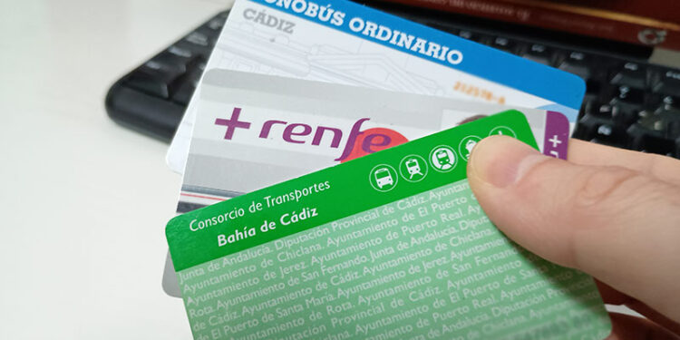 Varias tarjetas para viajar hoy por la Bahía / FOTO: DBC