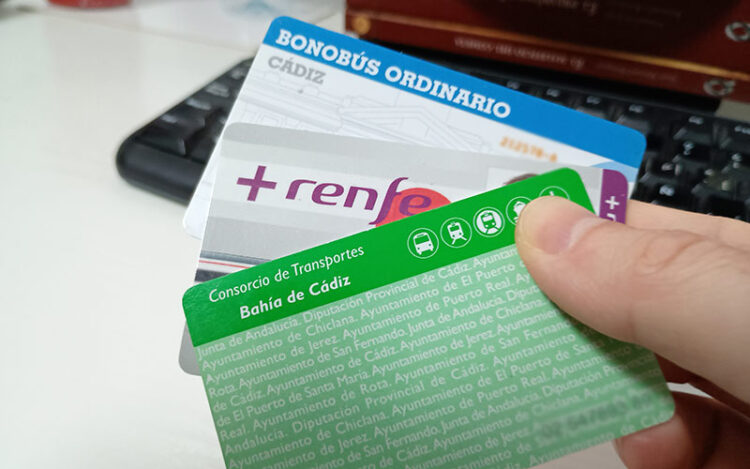 Varias tarjetas para viajar hoy por la Bahía / FOTO: DBC