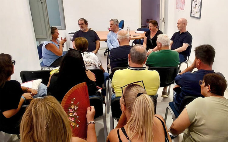 Un momento del encuentro entre socialistas y 5 de Abril / FOTO: PSOE