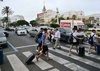 Turistas arrastrando maletas camino del alojamiento / FOTO: Eulogio García