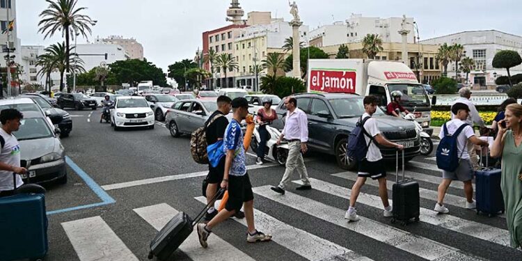 Turistas arrastrando maletas camino del alojamiento / FOTO: Eulogio García