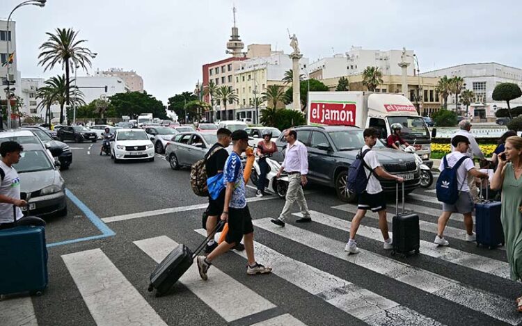 Turistas arrastrando maletas camino del alojamiento / FOTO: Eulogio García