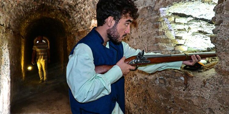 Recreando el uso de las aspilleras / FOTO: Eulogio García